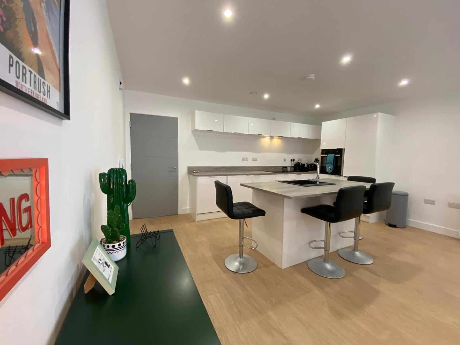 Apartment Coastal Links, Main Street Portrush, 1 To 5 Guests *